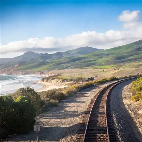 Железная дорога, используемая маршрутами поездов Amtrak Coast Starlight и Pacific Surfliner, побережье Центральной Калифорнии возле Ломпока, Соединенные Штаты Америки