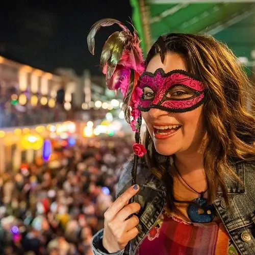 Женщина в карнавальной маске во время празднования карнавала в Новом Орлеане, Луизиана, США