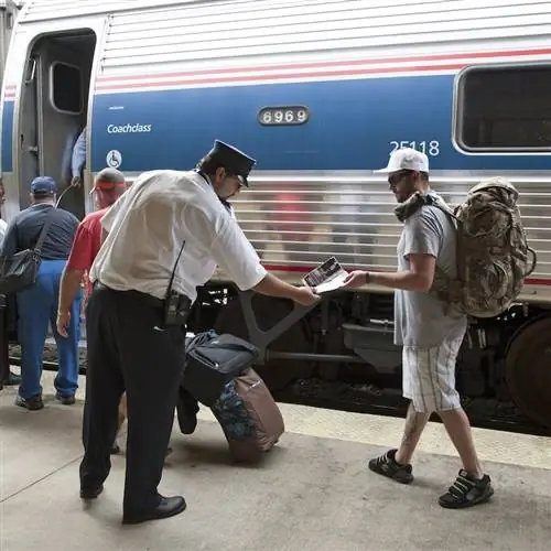 Пассажир садится в поезд Amtrak во Флориде, Соединенные Штаты Америки