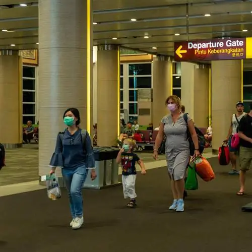 Туристы в масках прибывают на Бали, Индонезия, во время пандемии Covid