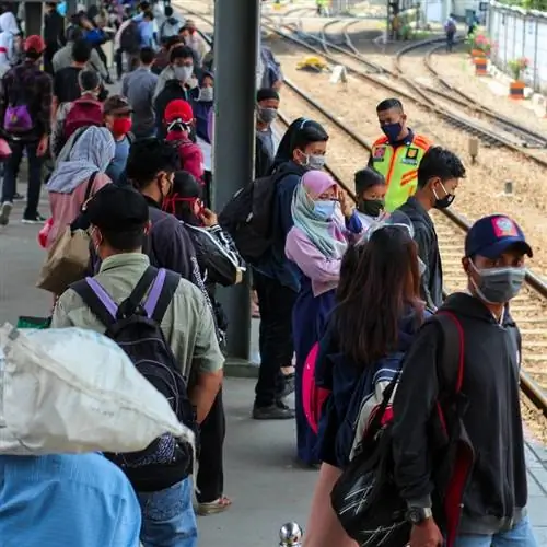 Пассажиры метро в масках в Джакарте, Индонезия, во время пандемии Covid