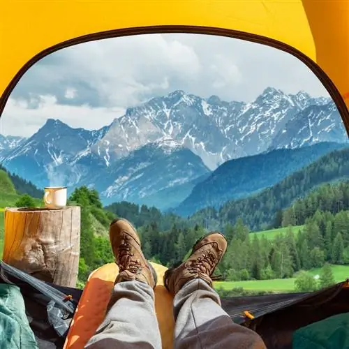 Потрясающий вид на горы из палатки кемпера