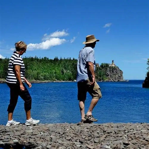 Туристы посещают маяк Сплит-Рок, Северный берег, озеро Верхнее