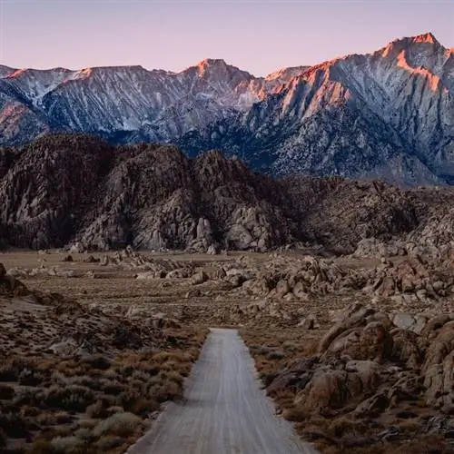 Кино-роуд на холмах Алабамы в Калифорнии на рассвете