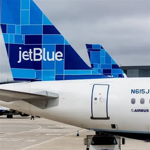 Нью-Йорк, США - 23 апреля 2012 г.: Хвостовое оперение Airbus A320 JetBlue с мозаичным дизайном в международном аэропорту Джона Ф. Кеннеди в Нью-Йорке, штат Нью-Йорк, 23 апреля 2012 г. Самолет JetBlue имеет один из нескольких вариантов хвостового оперения. Этот мозаичный узор был создан в 2005 году и послужил источником названия для программы TrueBlue Mosaic - программы для часто летающих пассажиров.