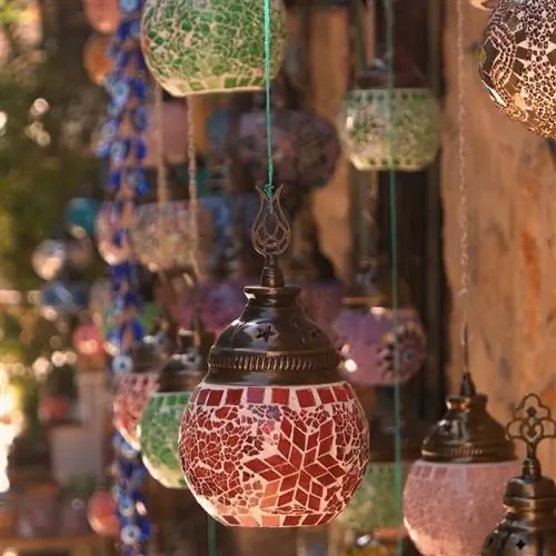 Турецкие декоративные лампы продаются на уличном рынке. На стене висят турецкие мозаичные фонарики. Традиционные сувениры в старом городе Анталии.