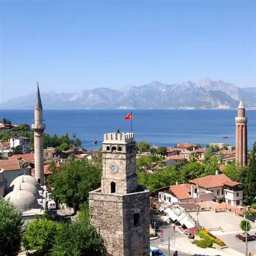 Вид на Османскую башню с часами Анталии, мечеть Йивлиминаре и гавань Старого города с видом на Средиземное море, Анталья, Турция