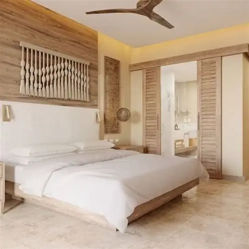 Номер с кроватью размера «king-size» в отеле Hyatt Zilara Riviera Maya Resort.