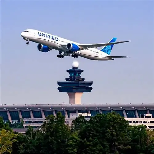 Самолет United Airlines взлетает