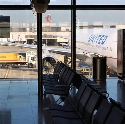 Самолет United Airlines припаркован в лондонском аэропорту Хитроу.