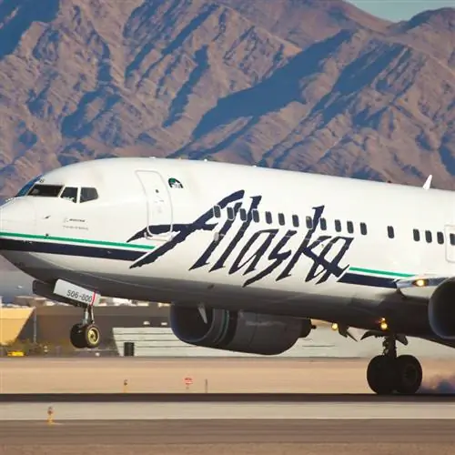 Рейс Alaska Airlines взлетает в аэропорту