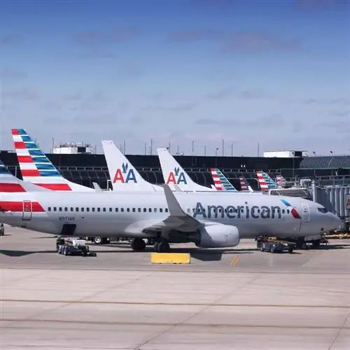 Самолеты American Airlines выстроились в очередь на взлетно-посадочной полосе неизвестного аэропорта
