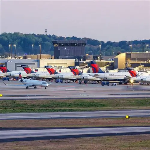 Парк самолетов Delta, припаркованных в аэропорту