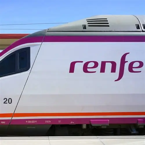 Поезд Renfe припаркован на терминале, Испания