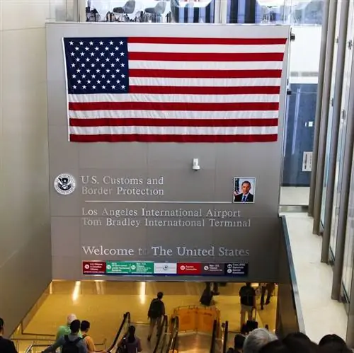Таможенный и пограничный контроль в аэропорту LAX