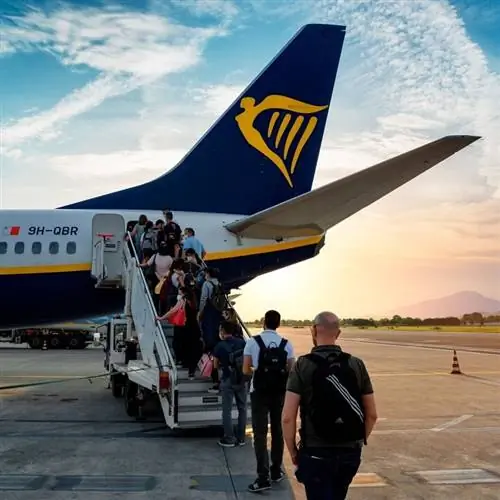 Пассажиры Ryanair садятся на самолет, концепция воздушного путешествия по Европе