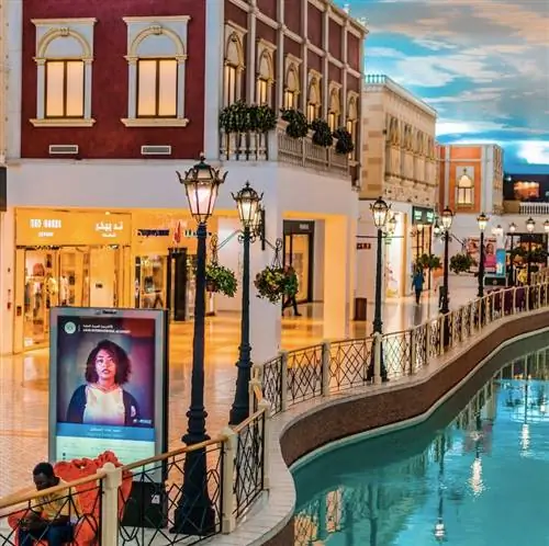 Интерьер торгового центра Villaggio Mall, расположенного в зоне Aspire в западной части Дохи, Катар.
