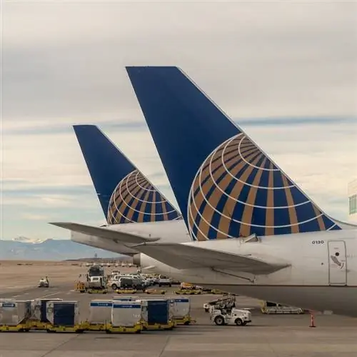 Хвост самолета United Airlines, припаркованного на взлетно-посадочной полосе аэропорта