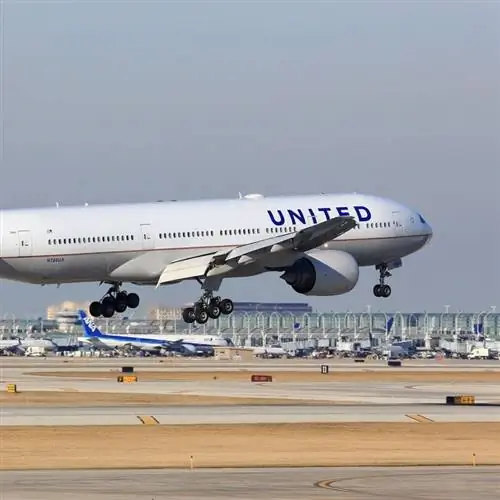Самолет United Airlines взлетает из международного аэропорта Чикаго О-Хара
