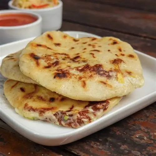 Типичные вкусные мучные лепешки с сыром и фасолью из Сальвадора, пупусерия, пупуса.
