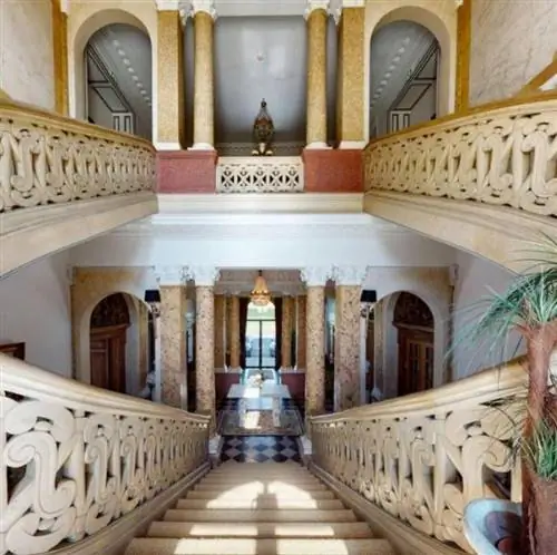 Лестница Château de Tressé Rest & Forest Spa
