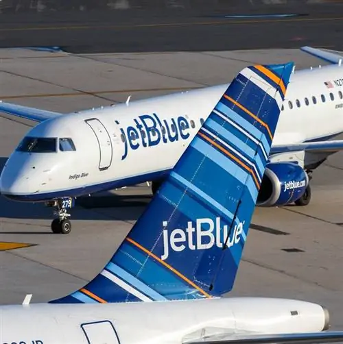 Самолеты JetBlue на взлетно-посадочной полосе