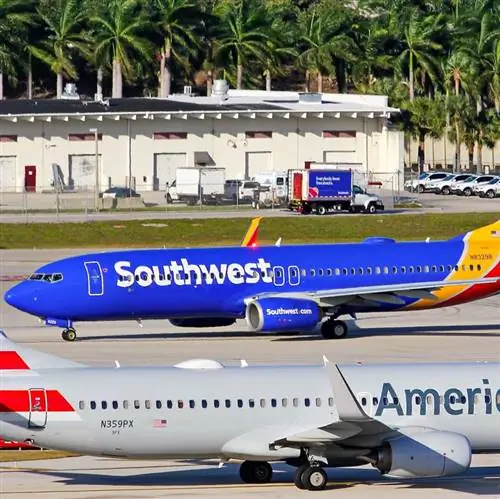 Самолеты Southest и American Airlines на взлетно-посадочной полосе