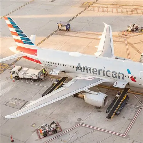 Самолеты American Airlines припаркованы в аэропорту