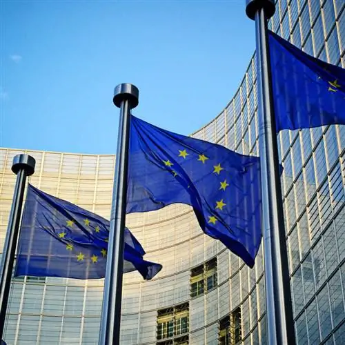 Флаги ЕС развеваются перед Европейским парламентом в Брюсселе, Бельгия, Европа