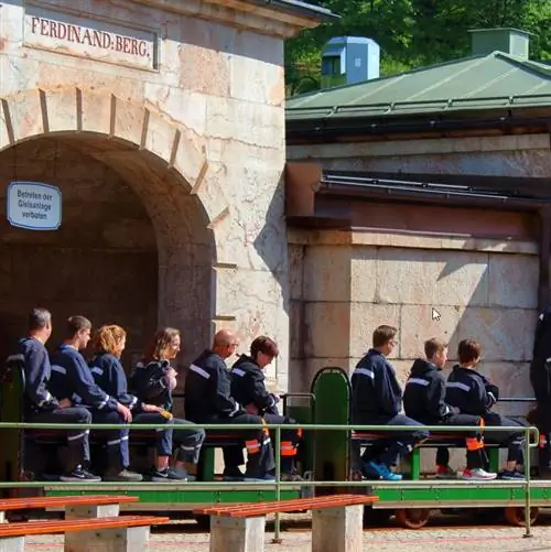 Посетители въезжают на поезде в соляную шахту Берхтесгаден