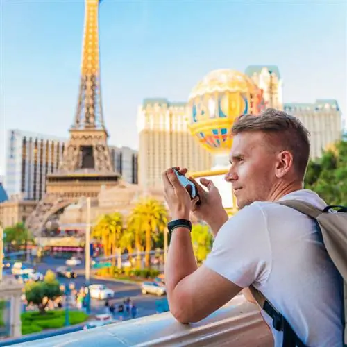 Молодой турист-мужчина фотографирует Лас-Вегас, Невада, США
