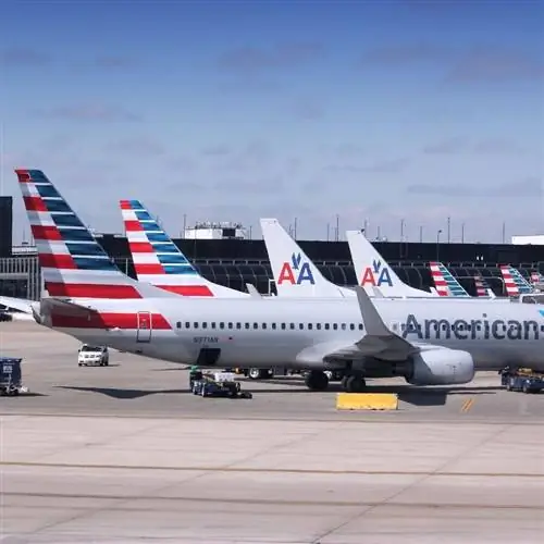 Самолет American Airlines припаркован в международном аэропорту Чикаго О Хэйр, США Самолет American Airlines припаркован в международном аэропорту Чикаго О Хэйр, США