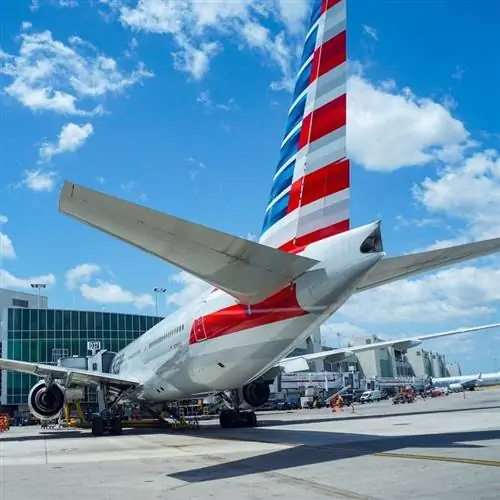 Хвост самолетов American Airlines припаркован в международном аэропорту Майами Хвост самолетов American Airlines припаркован в международном аэропорту Майами