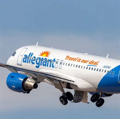 Самолет Allegiant Airlines летит в голубом небе Самолет Allegiant Airlines летит в голубом небе