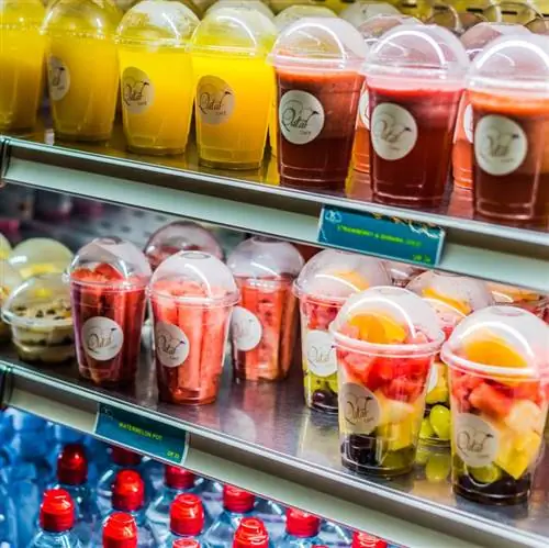 Фруктовые чашки в магазине быстрого обслуживания аэропорта