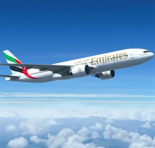 Боинг 777 Эмирейтс летит, Сан-Паулу, Бразилия Боинг 777 Эмирейтс летит, Сан-Паулу, Бразилия