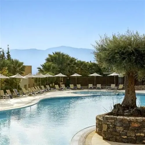 Фотография открытого бассейна курортного отеля Village Heights