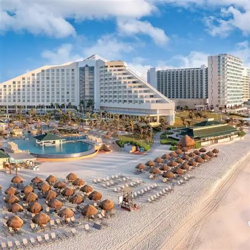 Пляж Канкуна с курортами возле голубого океана