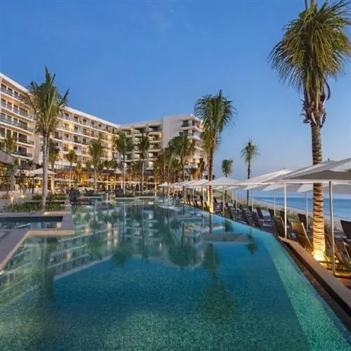 Вид на бассейн отеля Hilton Cancun на закате