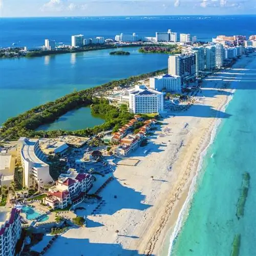 Вид с воздуха на северную зону отелей (Zona Hotelera) и красивые пляжи Канкуна, Мексика.