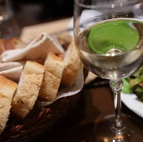 Хлеб и вода в ресторане