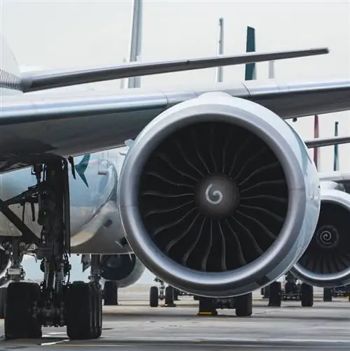 Самолеты выстроились на взлетно-посадочной полосе