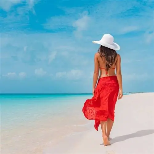 Молодая туристка наслаждается временем на пляже на Каймановых островах, Карибское море