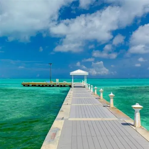 Пирс, выходящий в море, концепция путешествия по Карибскому морю