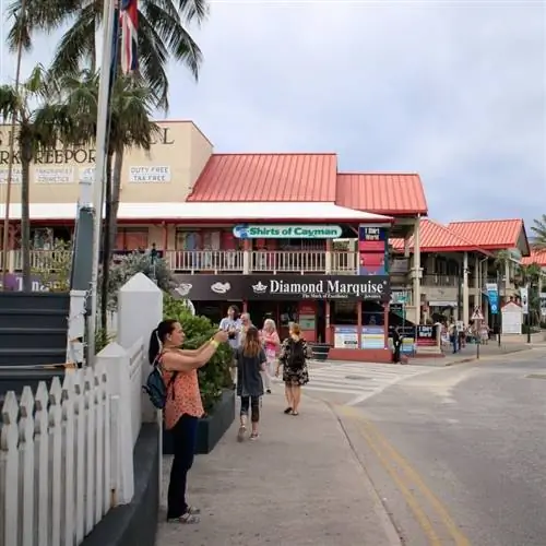 Турист фотографирует улицы Джорджтауна, Каймановы острова