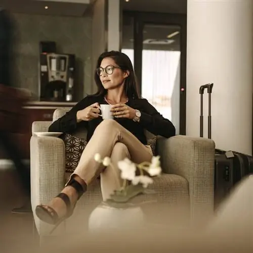 женщина отдыхает в гостиной