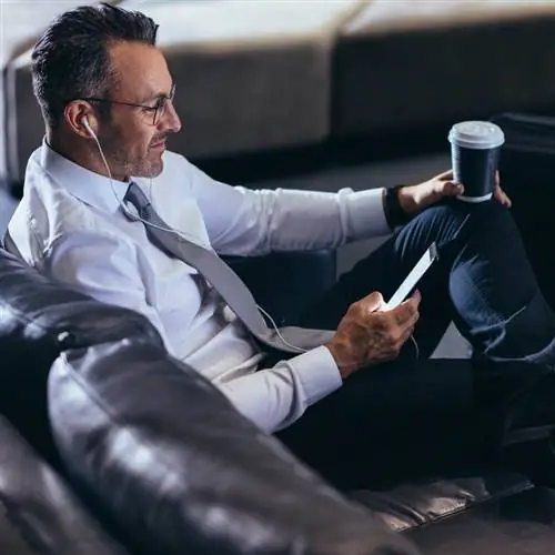 мужчина работает в гостиной