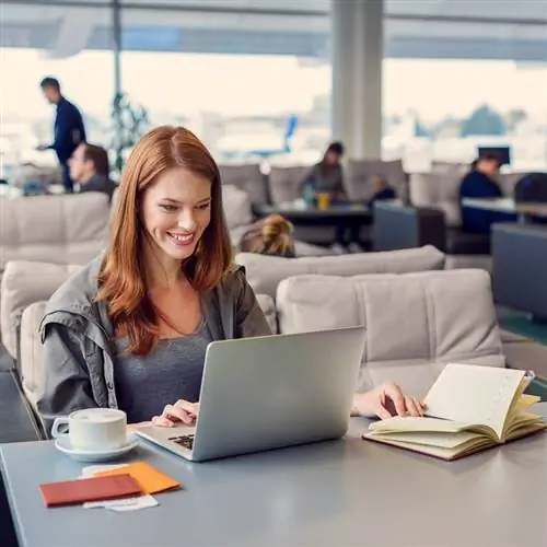 женщина работает в гостиной