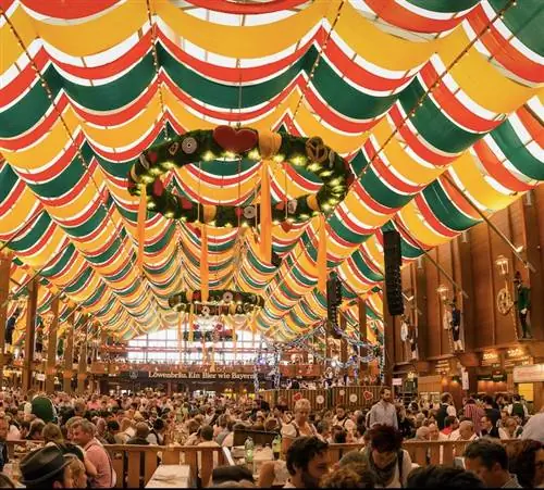 Мюнхен, Германия. Люди пьют в пивной палатке «Ипподром» на территории ярмарки Октоберфест в Терезиенвизе.