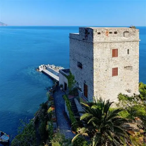 Торре Аврора в Монтероссо-аль-Маре - самая западная часть Чинкве-Терре, национальный парк и объект Всемирного наследия ЮНЕСКО.